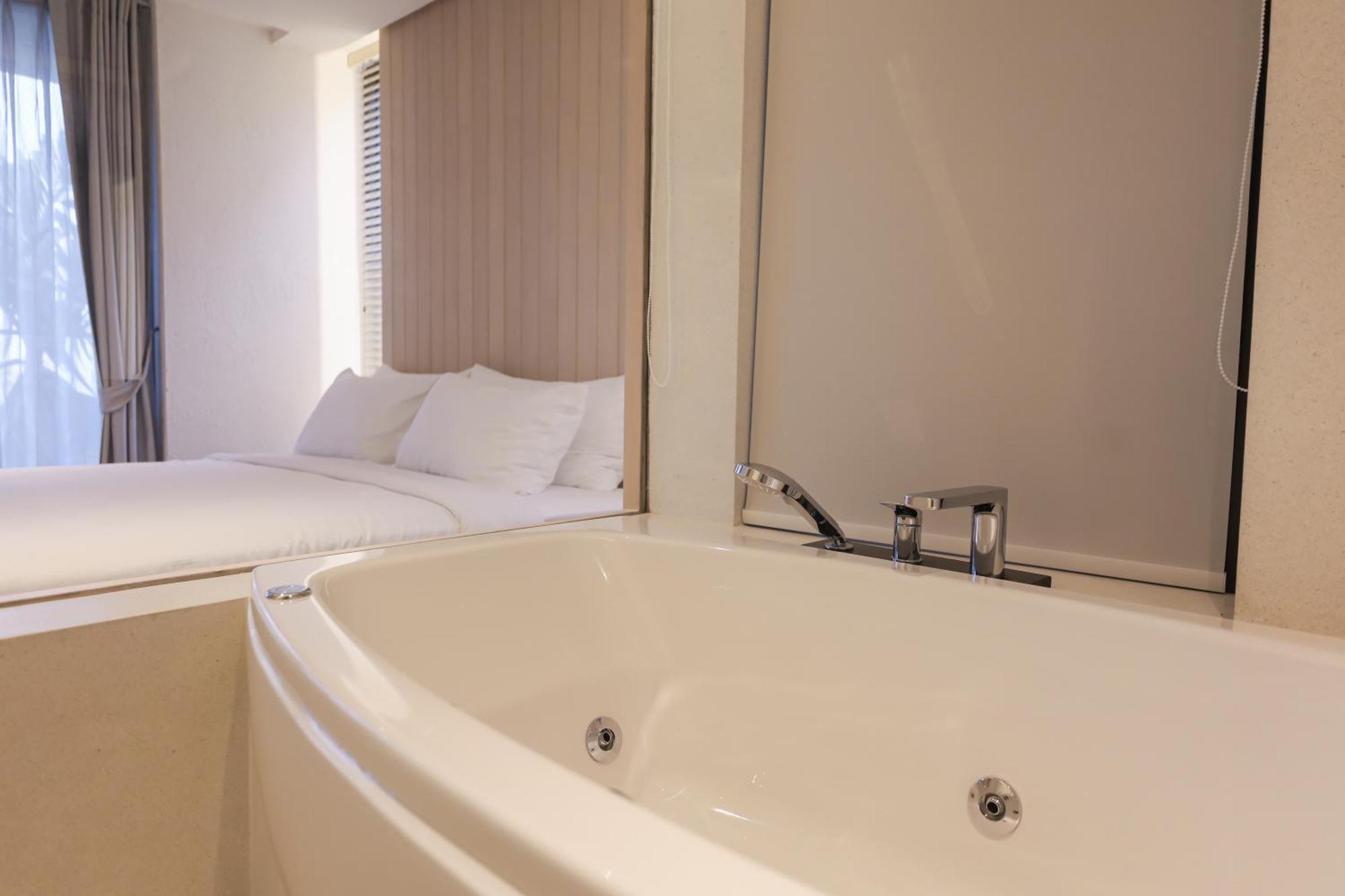 Balcony Seaside Sriracha Hotel & Serviced Apartments Si Racha Esterno foto