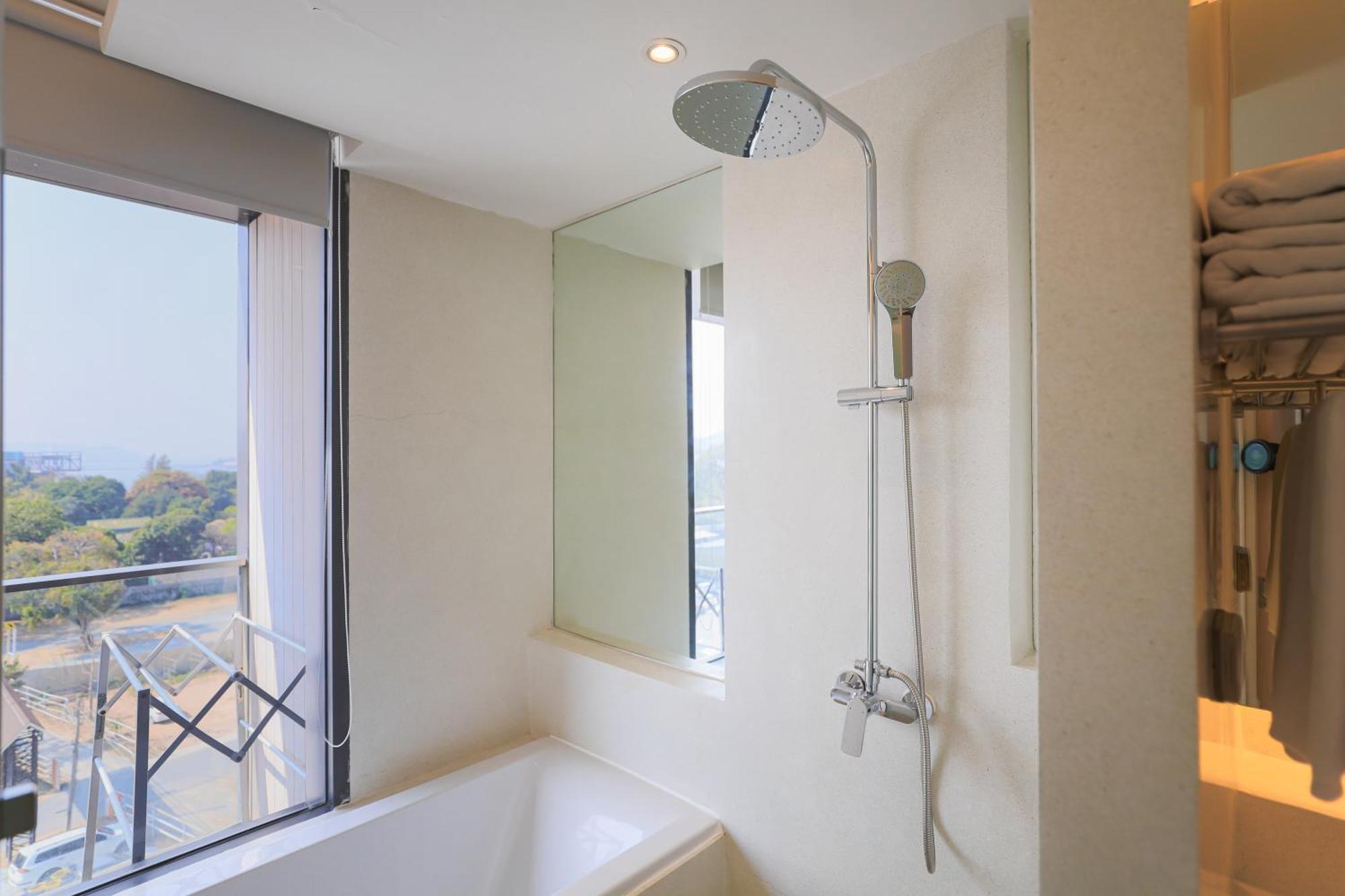 Balcony Seaside Sriracha Hotel & Serviced Apartments Si Racha Esterno foto