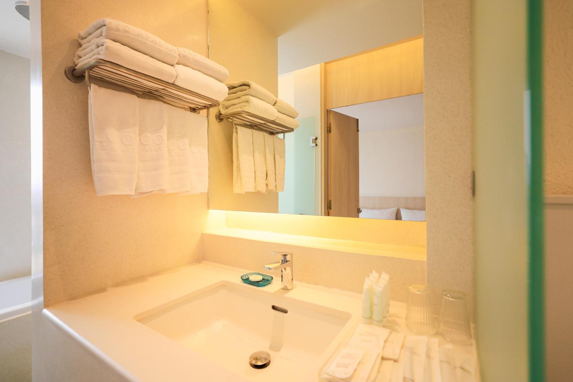 Balcony Seaside Sriracha Hotel & Serviced Apartments Si Racha Esterno foto